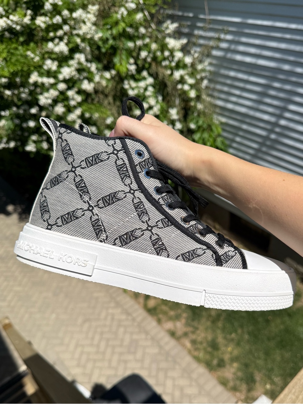 ❗️MICKHAEL KORS LIMITED EDITION❗️Size 9
Evy high top sneakers